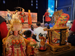 龍緣媽祖配戴水晶鳳冠、珍珠披甲，彰顯美麗形象；傳藝演員發揮即興功力與媽祖神尊互動，意外成就了一場「媽祖限定版」的精彩演出。