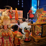 龍緣媽祖配戴水晶鳳冠、珍珠披甲，彰顯美麗形象；傳藝演員發揮即興功力與媽祖神尊互動，意外成就了一場「媽祖限定版」的精彩演出。