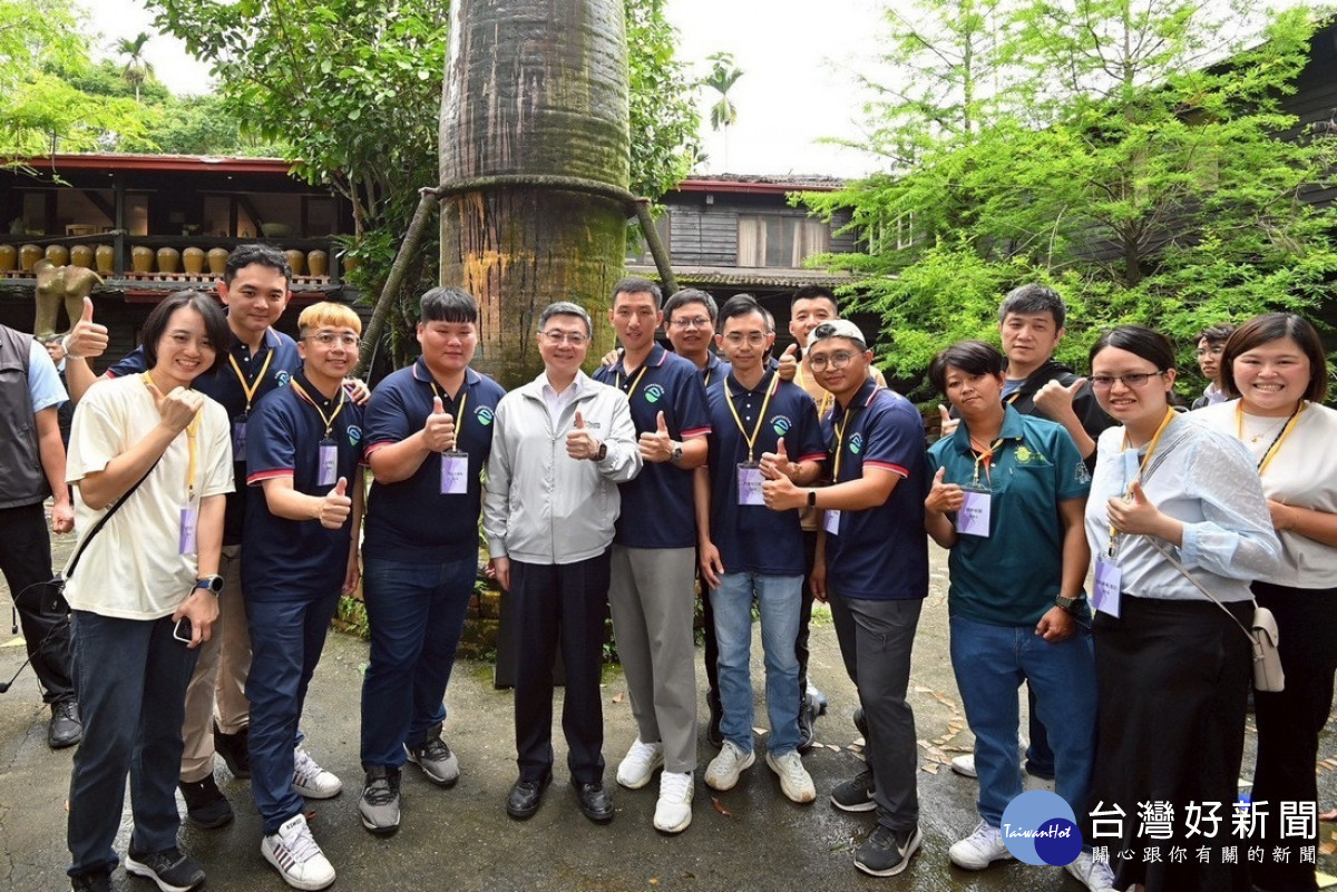 一起在千禧雙口瓶前合影留念。