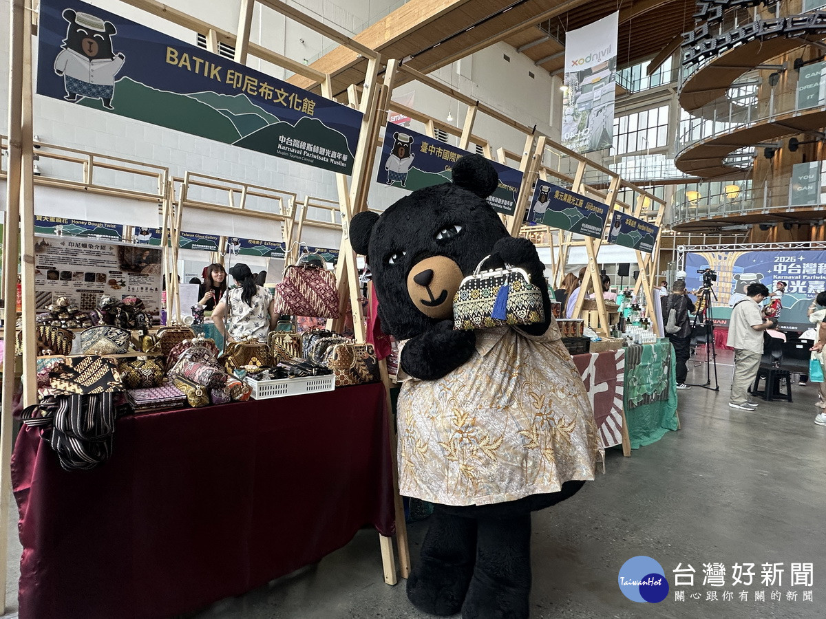 喔熊現場推廣印尼手工藝飾品。(記者扶小萍攝)<br />