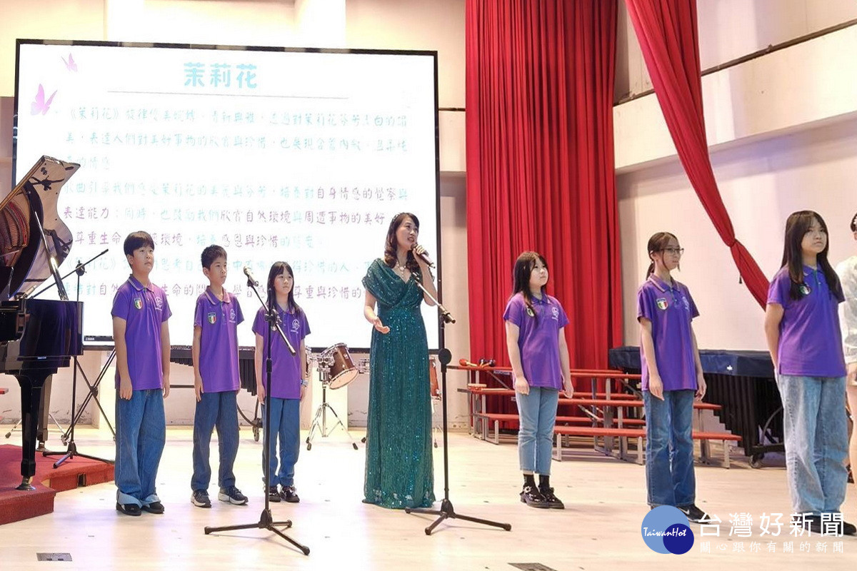 校長與師生在台上合唱的畫面,成為對第一線教師最具體的支持與鼓舞。<br />