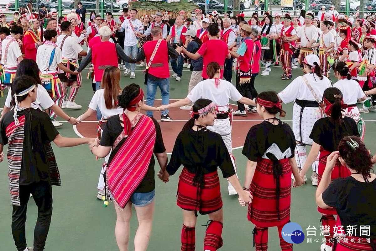 「115年度桃園市桃園區原住民族豐年祭」活動於桃園區三民運動公園籃球場熱鬧登場。<br />