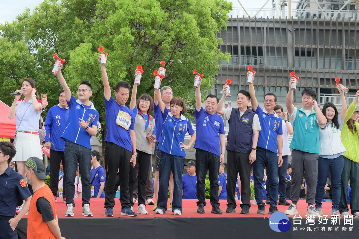 2026桃園市議長盃路跑活動在邱奕勝議長、王明鉅副市長等貴賓鳴槍中開跑。<br />