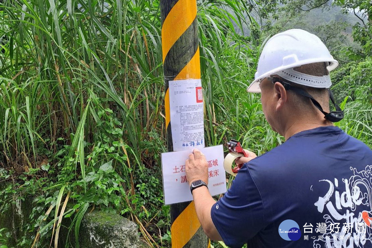 縣府與相關單位會勘並張貼警示勿入溪床。(縣府提供)<br />