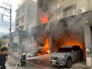 南投市凌晨傳火警，火勢驚人。（消防局提供）