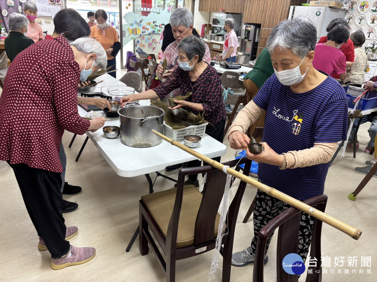 北榮桃園分院「長樂居」巷弄長照站舉辦歡樂包粽迎端午活動，長輩們齊聚包粽同樂