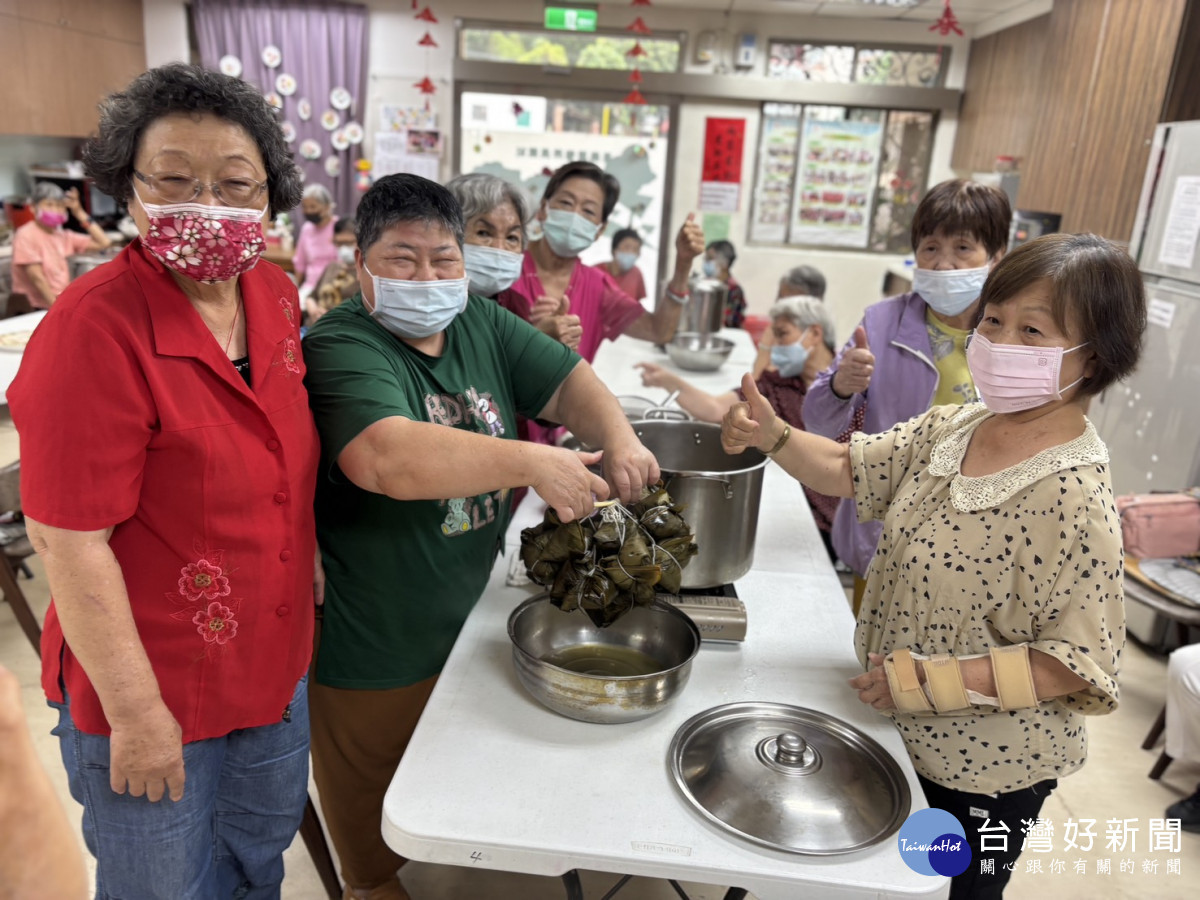北榮桃園分院長樂居阿公阿嬤「粽」藝大集合　    歡樂包粽迎端午