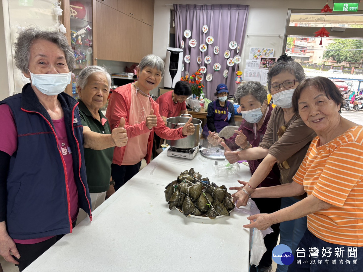長輩們展示親手完成的端午粽成果，現場洋溢溫馨熱鬧的節慶氛圍