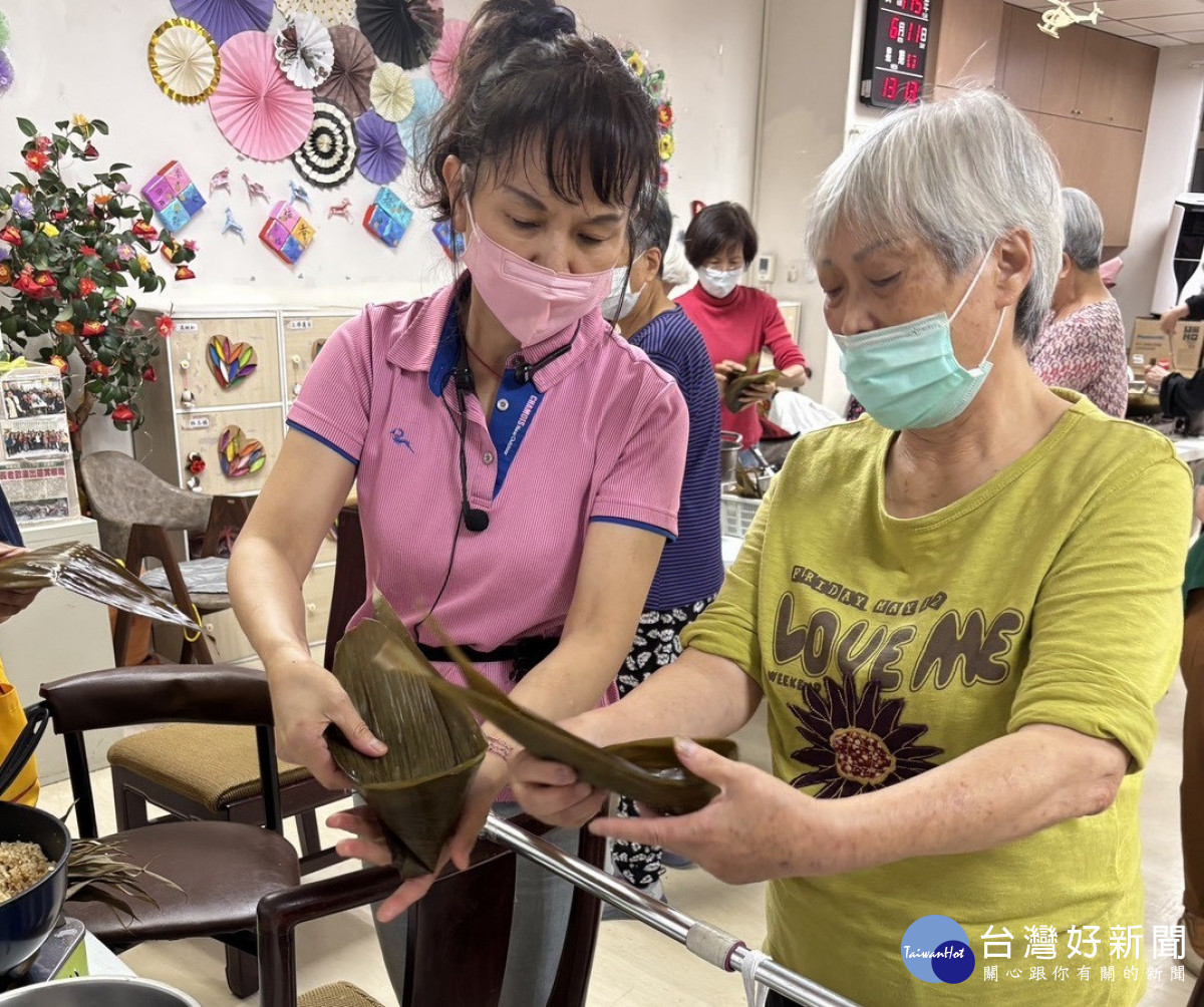 經驗豐富的阿嬤現場分享包粽技巧，帶領大家體驗傳統端午習俗