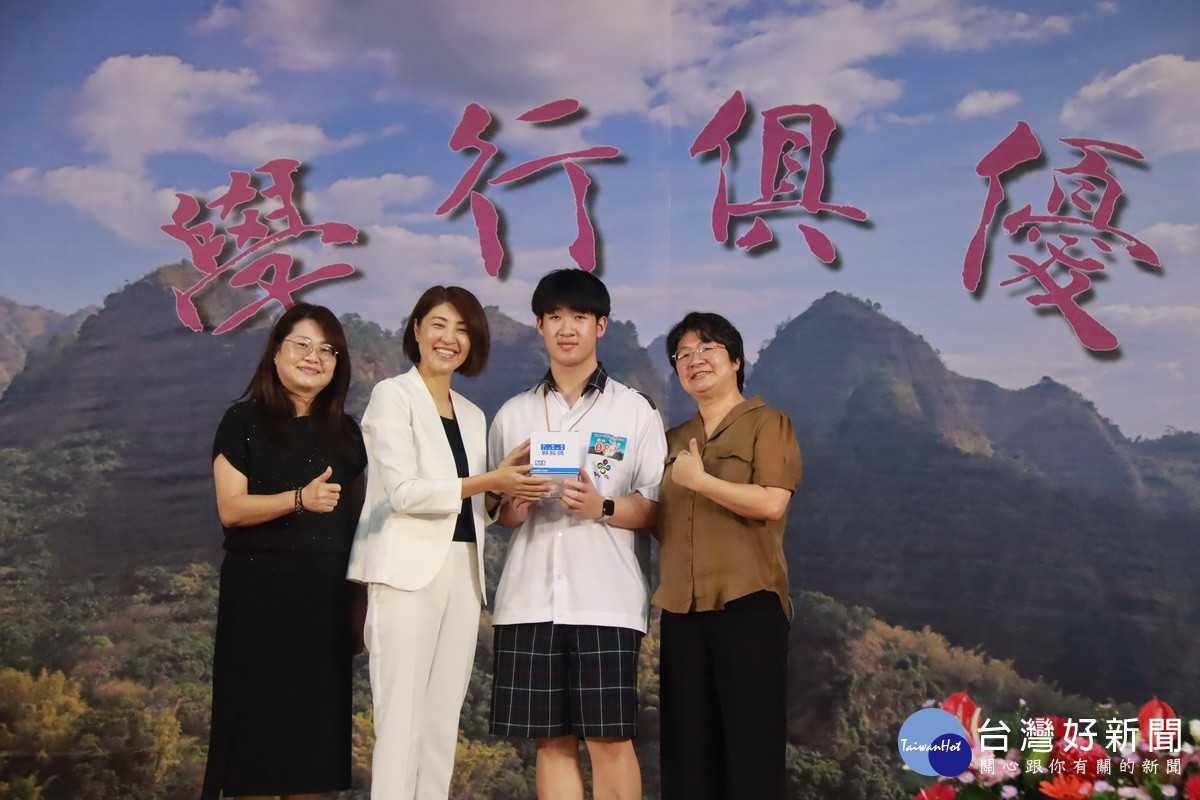 各學校校長或教師家長都陪同上台。(記者扶小萍攝)