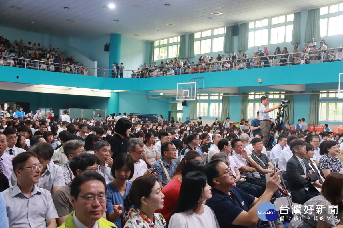 近1500名同學校長老師家長齊聚祝福。(記者扶小萍攝)