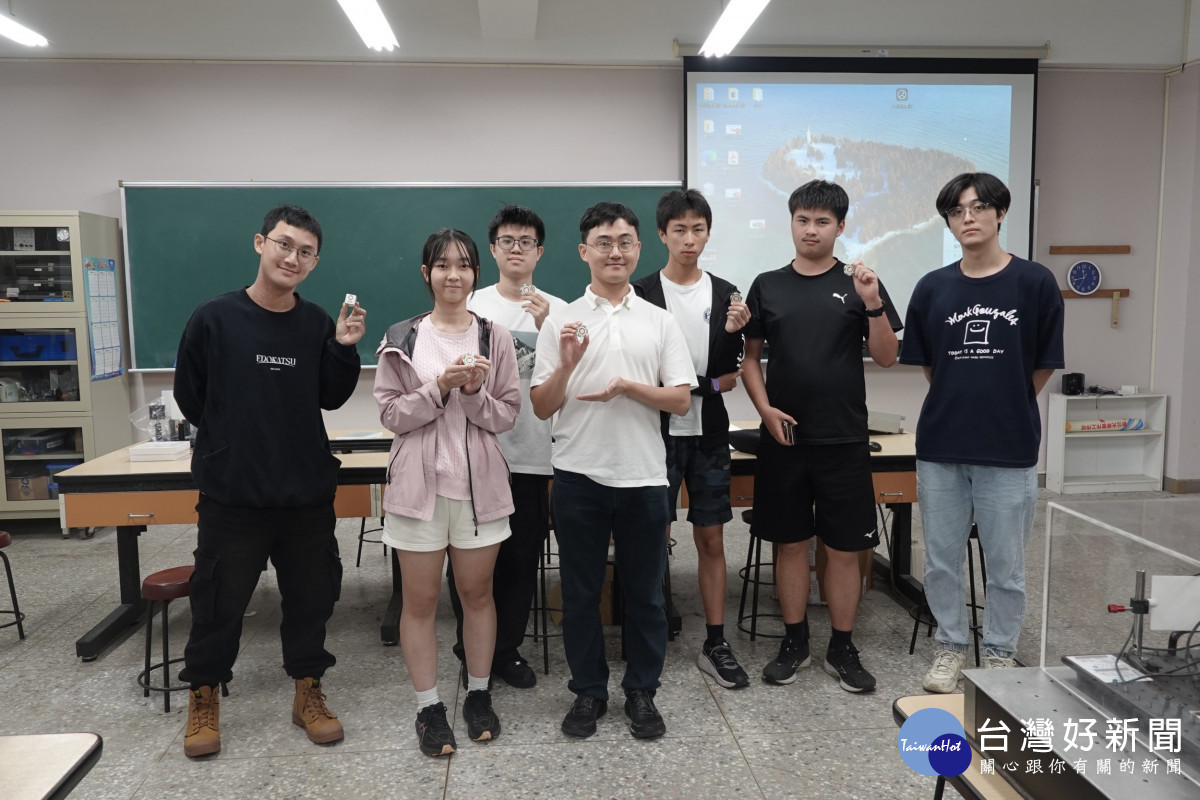 中原大學「量子科技體驗工作坊」學員與授課教師於課程結束後合影,為量子探索之旅留下紀念。