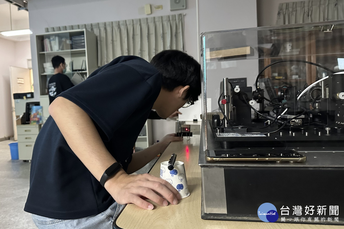 中原大學「量子科技體驗工作坊」,學員近距離觀察雙狹縫雷射干涉現象,親眼見證量子波動性。