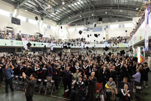 畢業典禮學生拋學士帽。林重鎣