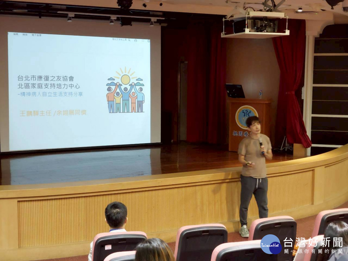台北市康復之友協會北區家庭復元培力中心主任王鵬驊陪同精神康復者逐步邁向自立生活