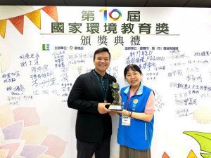 REWOOD創辦人陳偉誠與竹縣府環保局副局長廖瀅瀅。