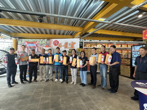 石龍宮贈偵測煙霧滅火器予中寮多個單位。（記者扶小萍攝）