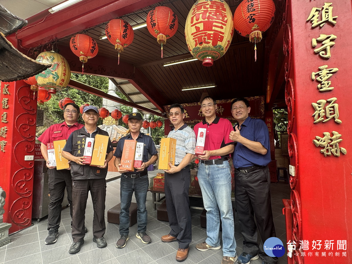 消防單位及學校校長等代表接受捐贈。(記者扶小萍攝)