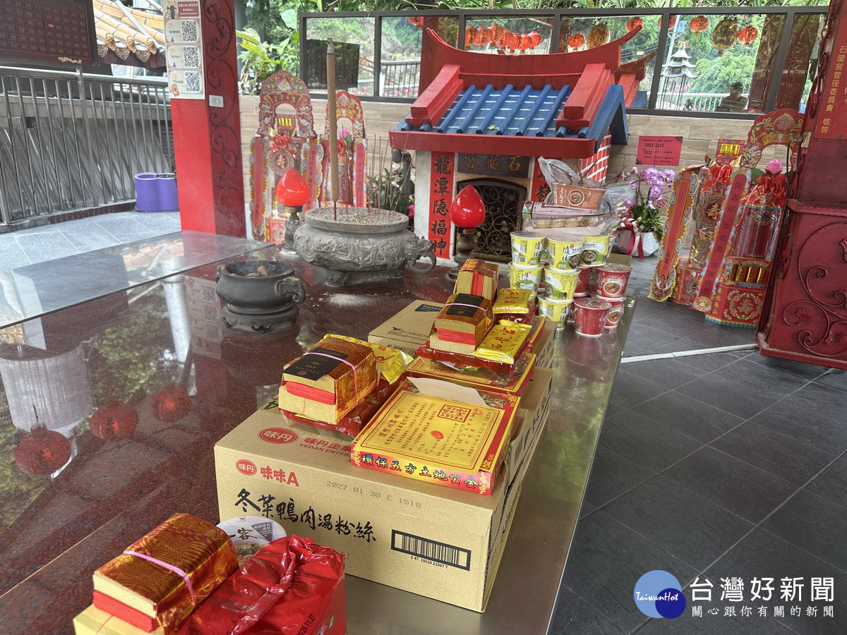信眾來祭拜都不忘獻上泡麵。(記者扶小萍攝)