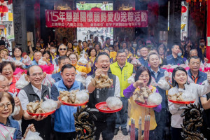 八德三元宮端午贈萬粽。