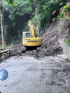 投89線（力行產業道路）18.2K、28.3K及36.5K等路段接連發生土石泥流災情，目前18.2K及36.5K路段已維持基本通車狀態，28.3K路段則持續搶修中，暫未開放通行，預計今(16)日中午前可開放通車。（縣府提供）