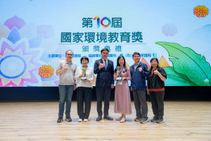 彭啓明部長頒獎表揚，社子國小、大溪木博館榮獲國家環境教育獎 。