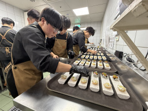 弘光科大餐旅系學生準備米其林專題發表餐會前菜。