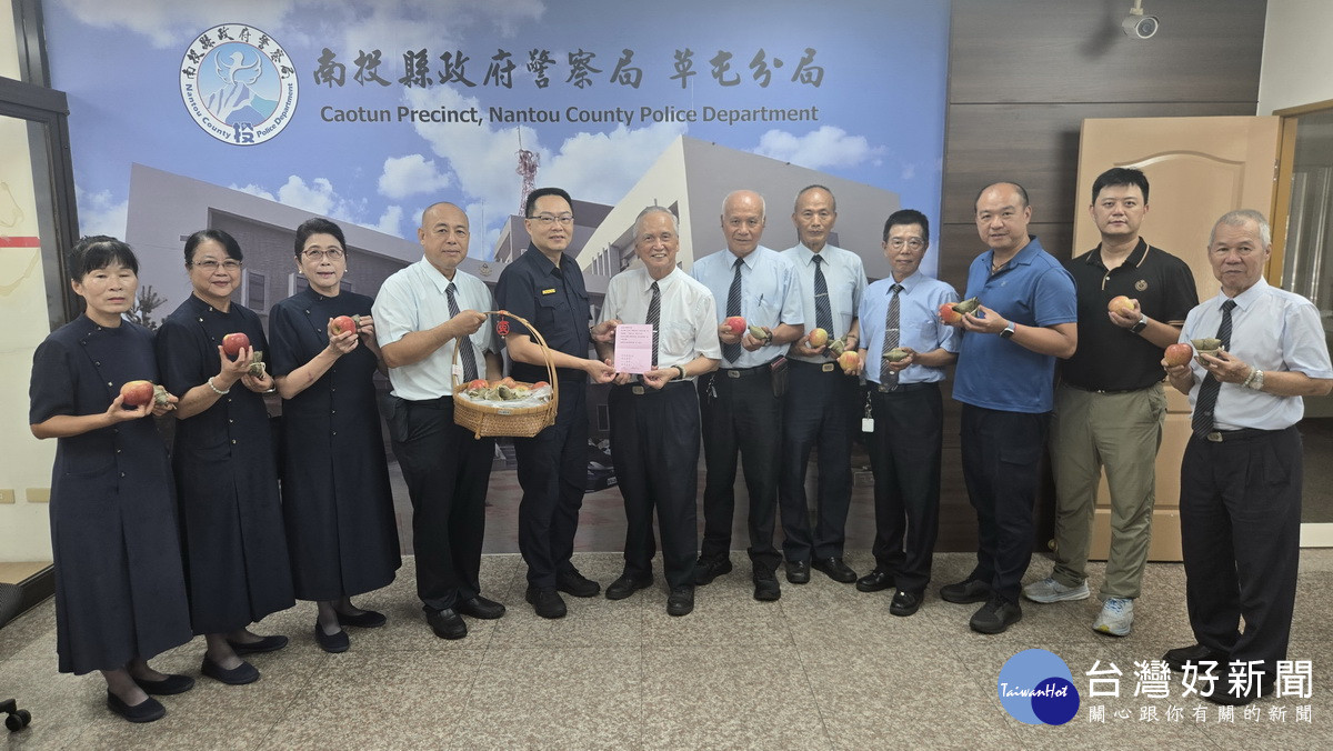 粽情義深　草屯慈濟端節前慰問警消表祝福