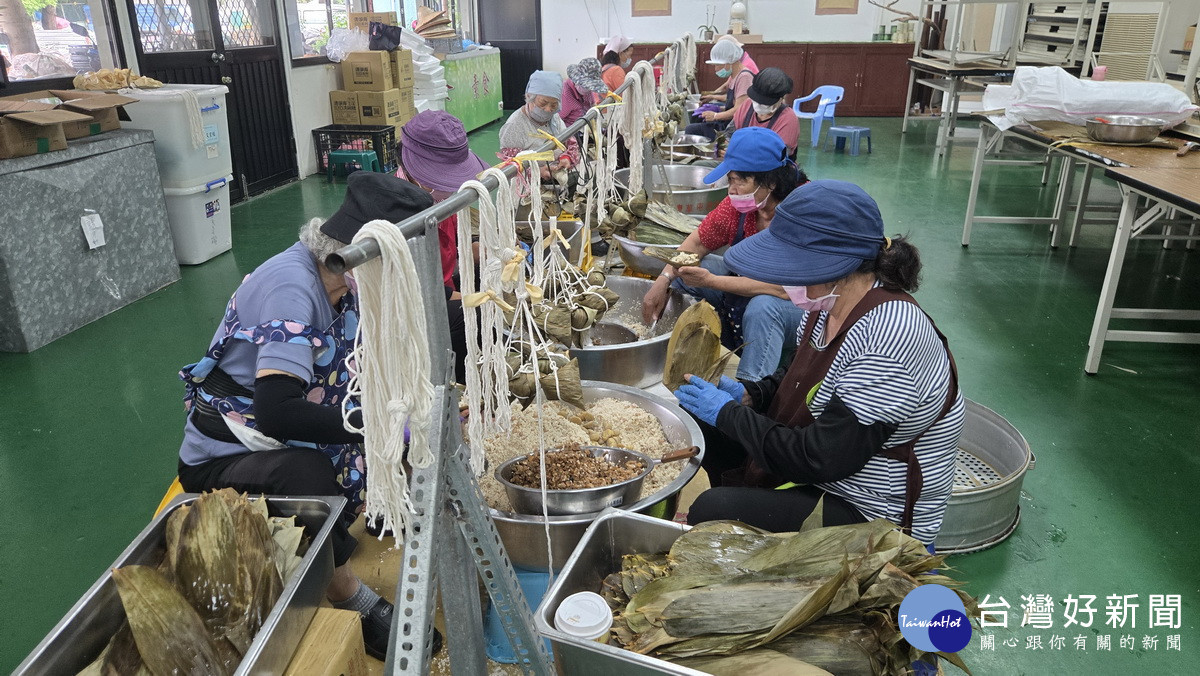近千歲嬤團來包粽。(慈濟草屯聯絡處提供)<br />