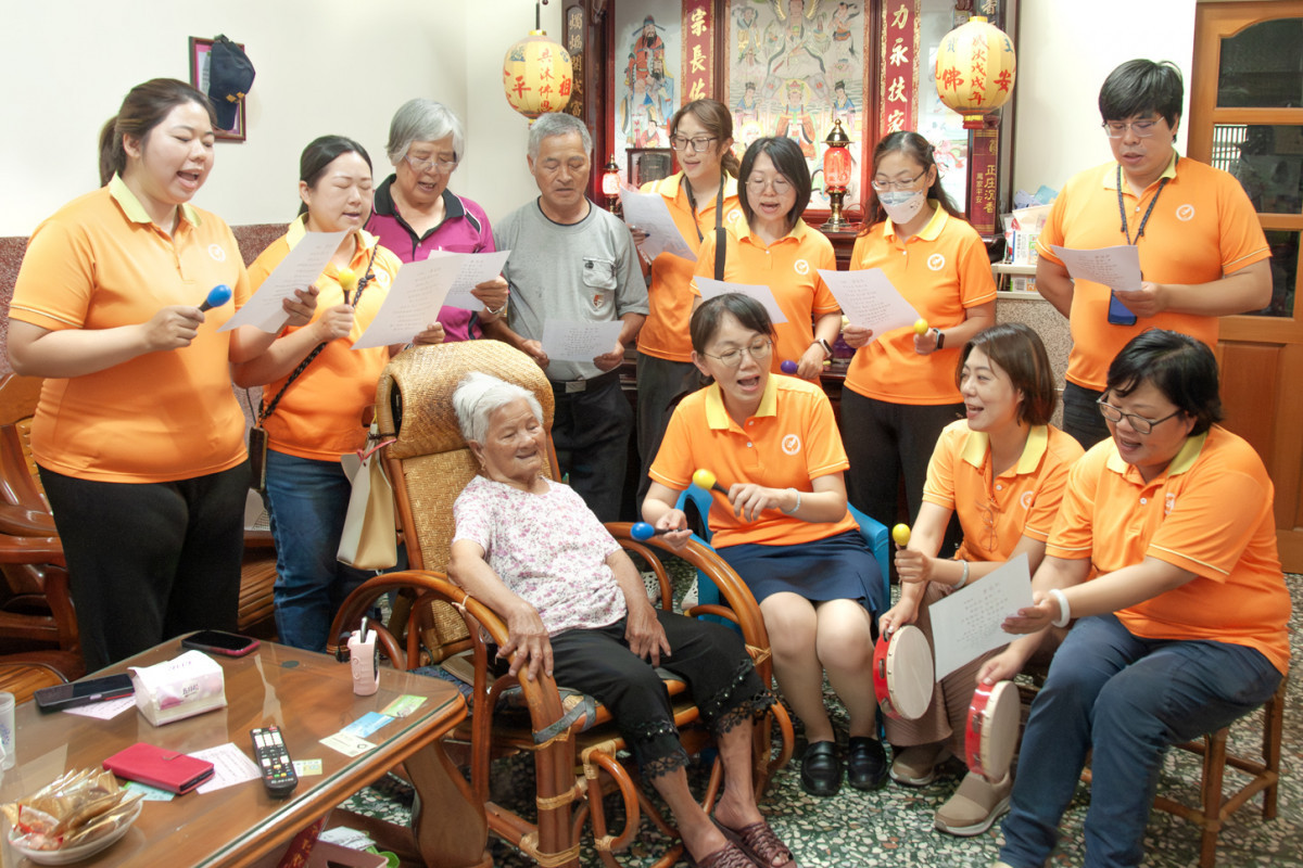 團隊陪伴李阿嬤一家歡唱詩歌，現場充滿溫馨喜樂氛圍。