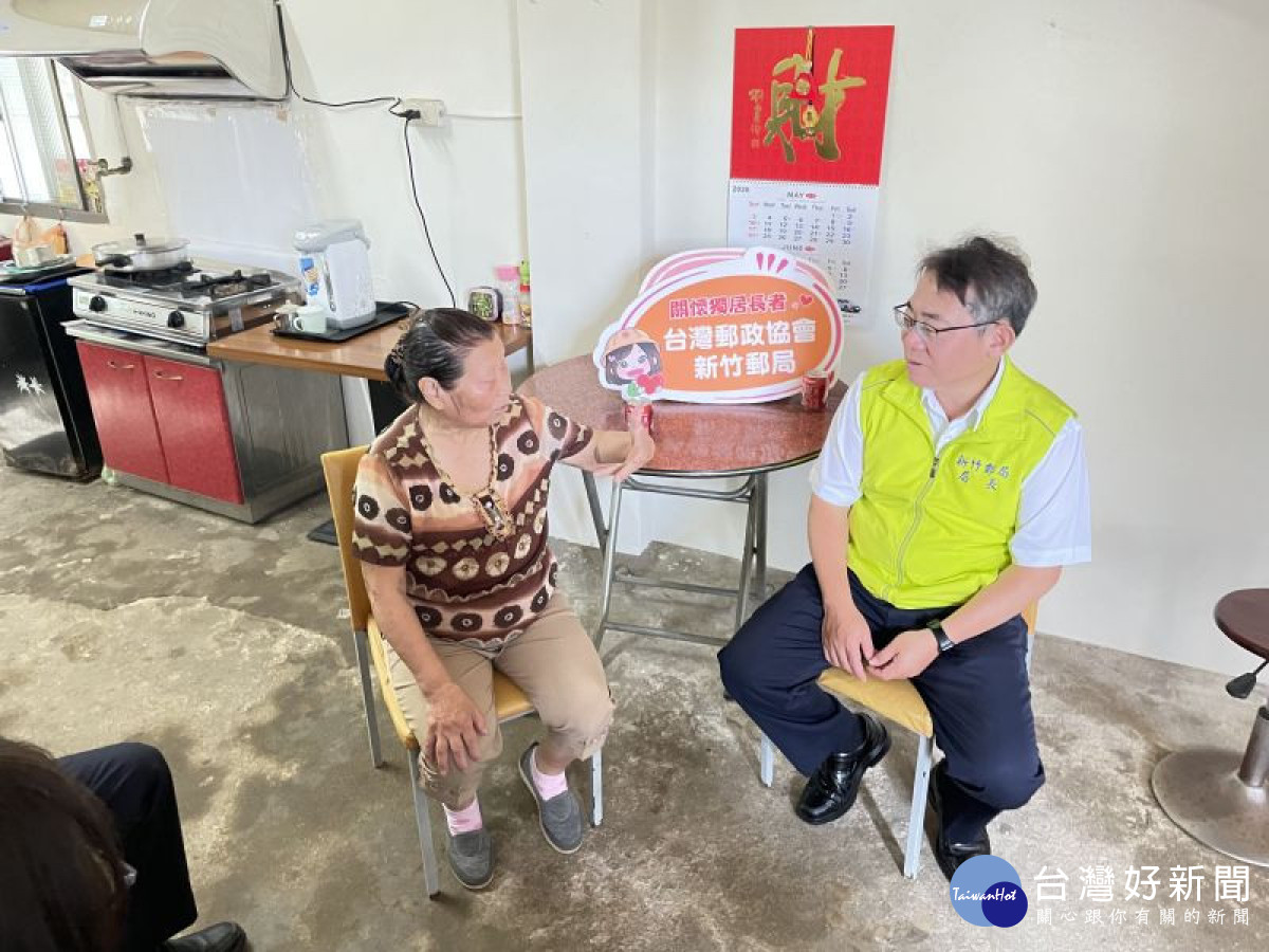 沈佛龍局長與同仁陪伴江奶奶閒話家常。