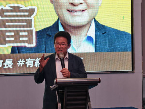 邱建富發表縣長參選政見，主打產業升級與五大福利政策。圖／記者鄧富珍攝