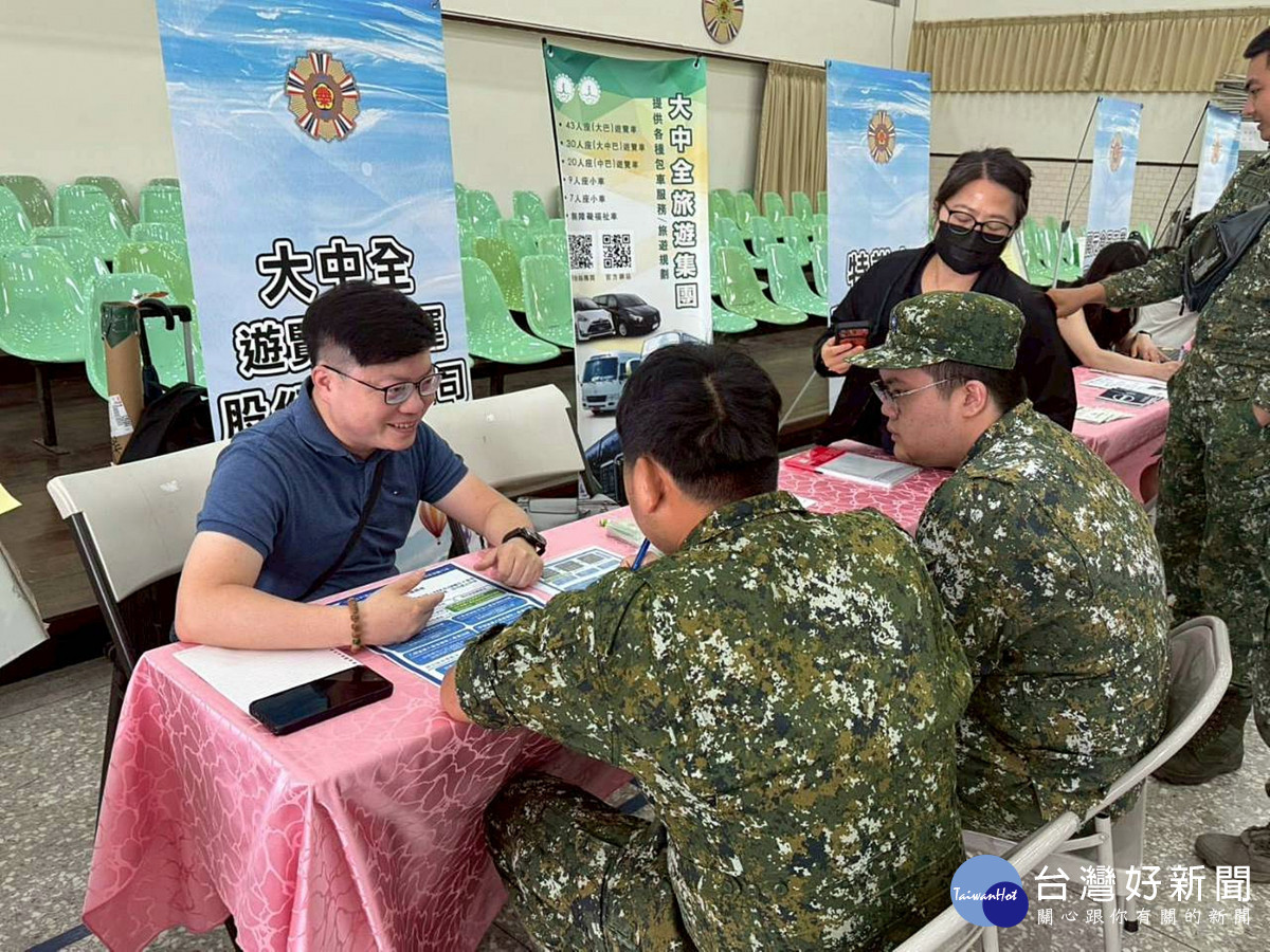 屆退官兵現場與企業廠商面對面洽談，了解職缺內容並進行就業媒合