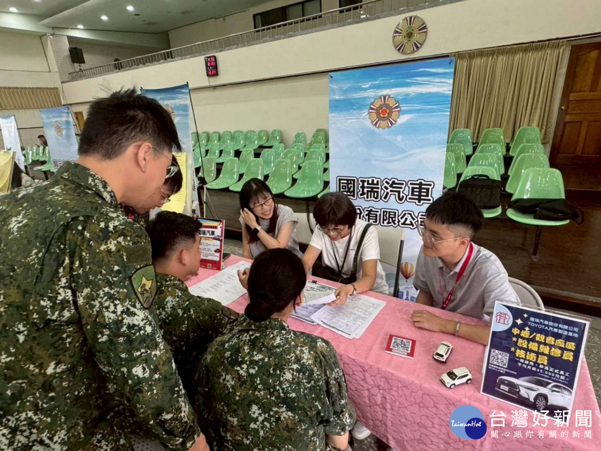 屆退官兵現場與企業廠商面對面洽談，了解職缺內容並進行就業媒合