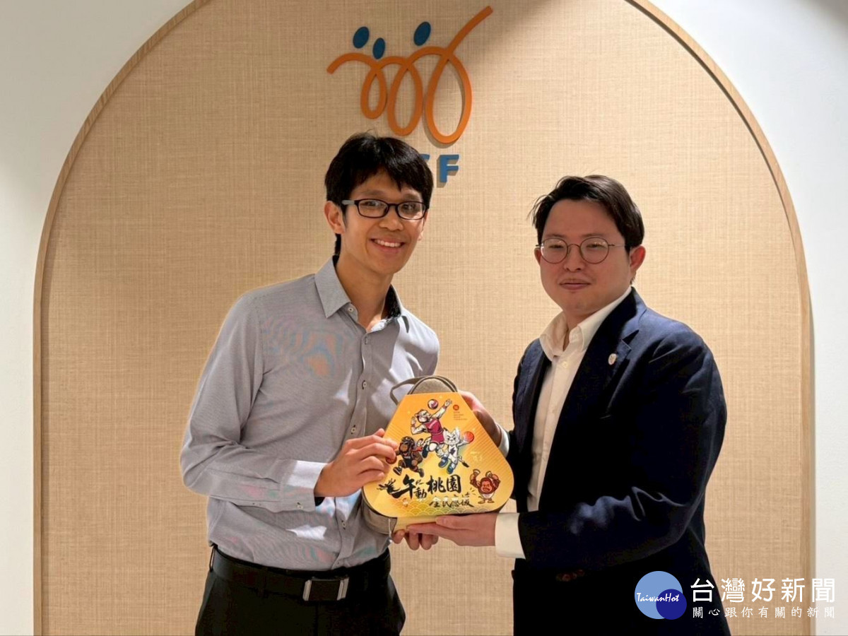 廖修武主委致增桃園端午禮包予Timothy Lim副處長。<br />
<br />