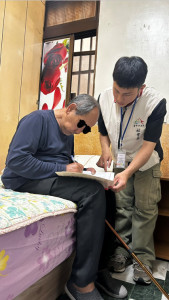 社工陪同街友簽訂租賃契約。