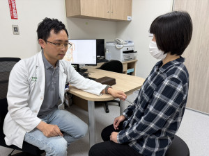 郭醫師建議可透過按壓穴道來協助緩解不適。(圖非當事人)