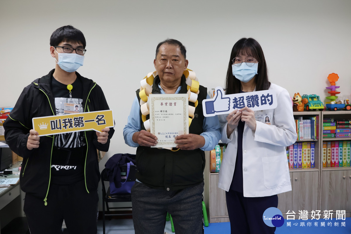 中風患者小學肄業渴望畢業　復健後治療師助圓夢