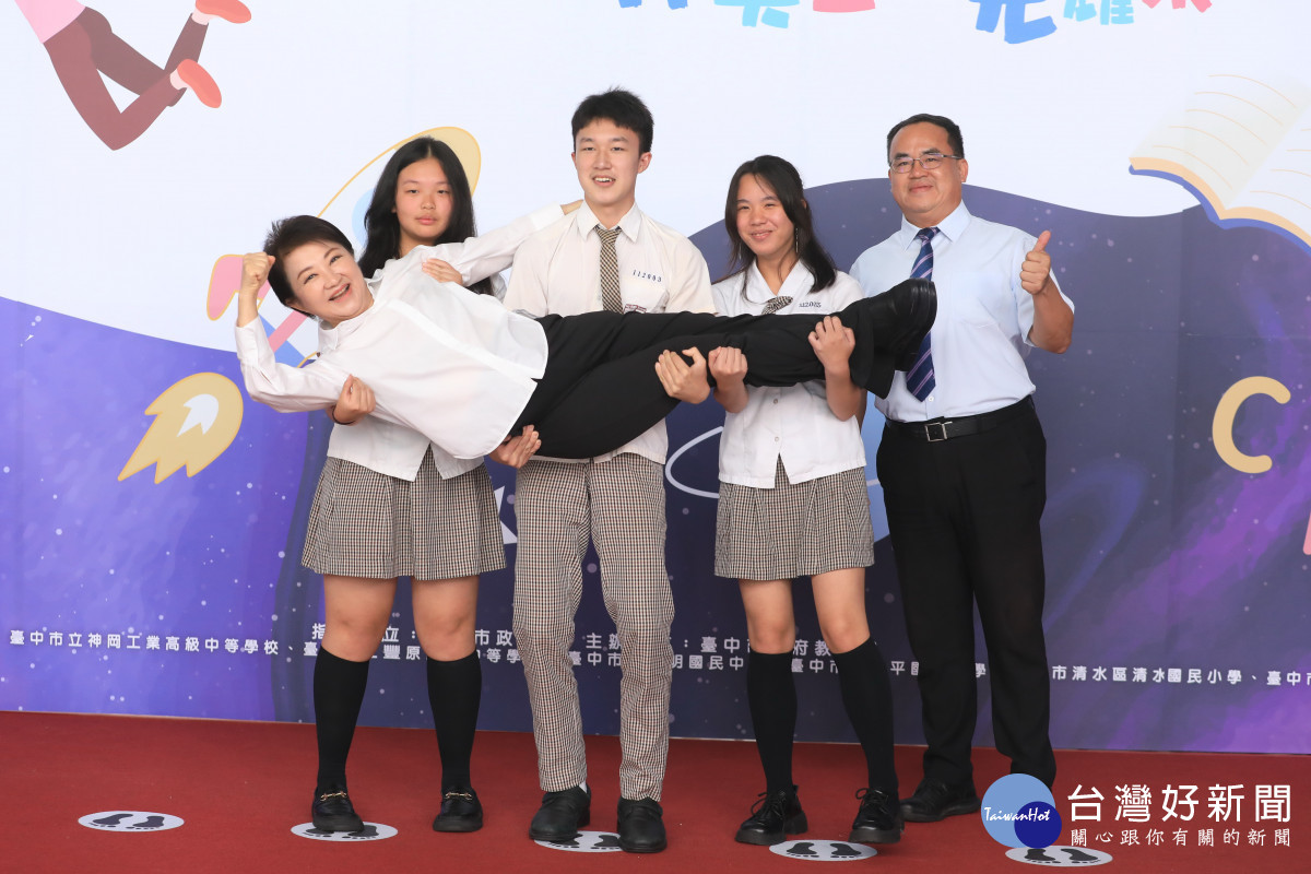 市長獎創意POSE大集合！公主抱、極限後仰輪番上陣　盧秀燕照單全收熱情配合