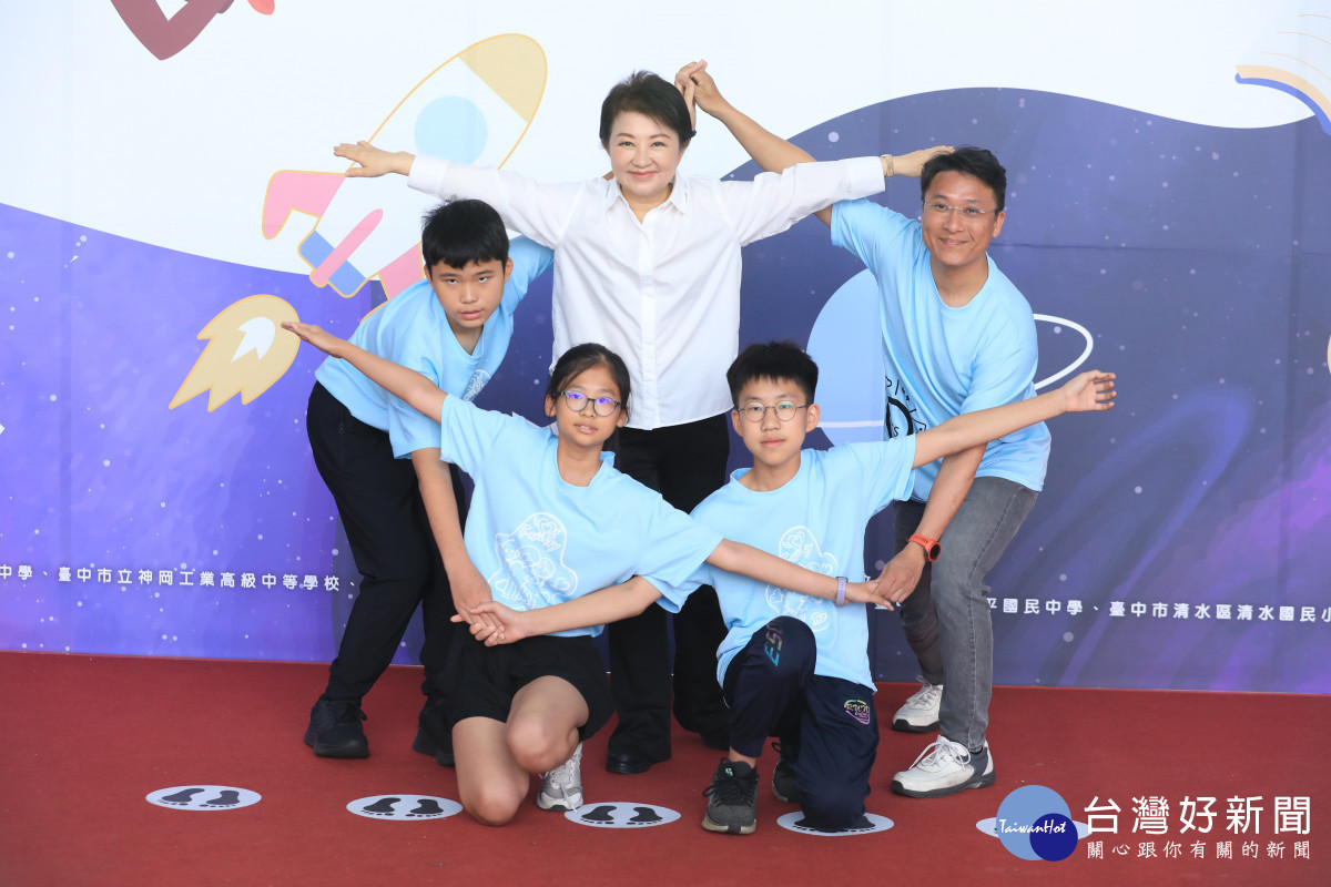 盧市長配合學生做出「五芒星」創意姿勢合影,展現創意互動。