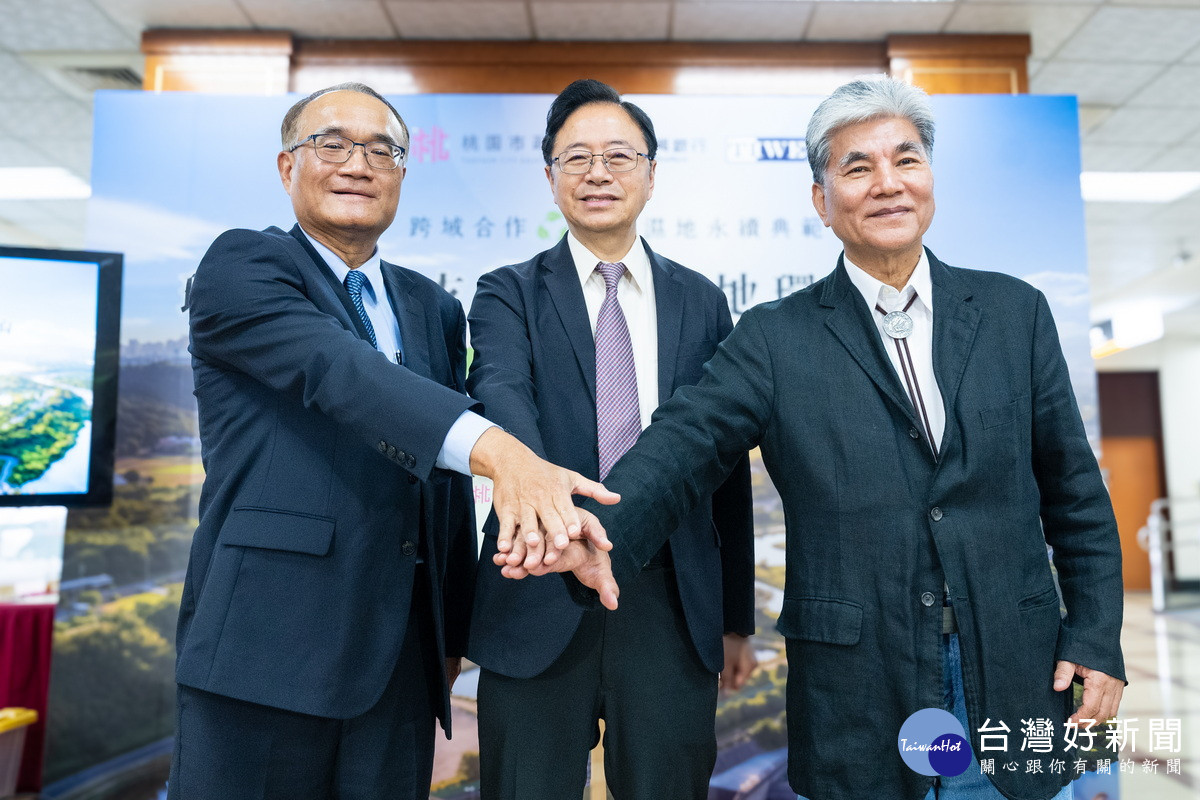 完成MOU簽署後、張善政市長、郭釧溥董事長、李鴻源執行長握手合影 。