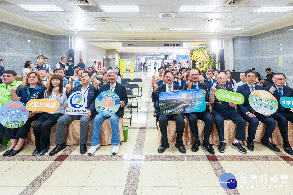 桃園市長張善政出席MOU簽署儀式中與大家合影。