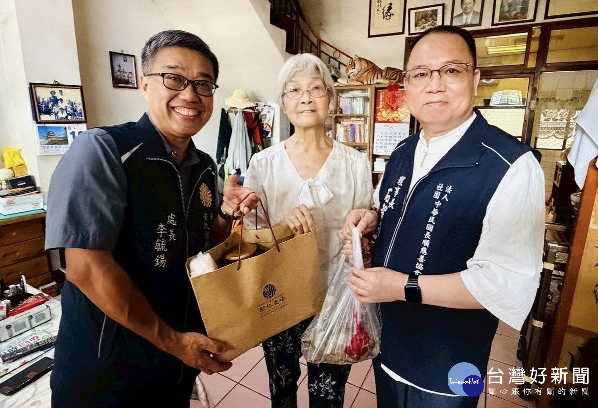 李處長(左)和石理事長贈粽子物資到榮民眷手中。(南投榮服處提供)
