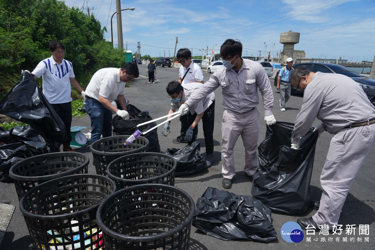 雲林縣環保局今(17)日於箔子寮漁港舉辦「115年雲林縣國家海洋日活動」／縣府提供