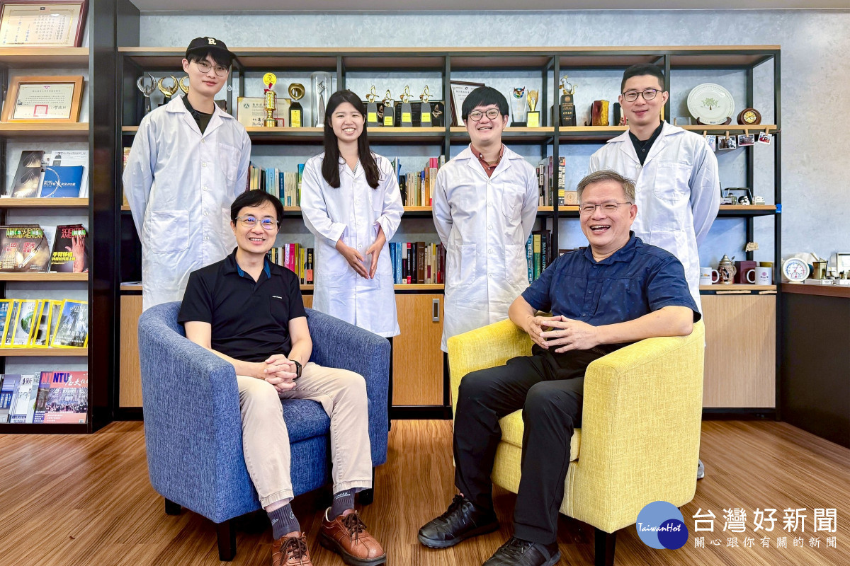 清華腦科學研究中心主任江安世(前排右)帶領跨領域研究團隊,結合物理、神經科學與行為研究,發現果蠅大腦神經連結與學習機制。