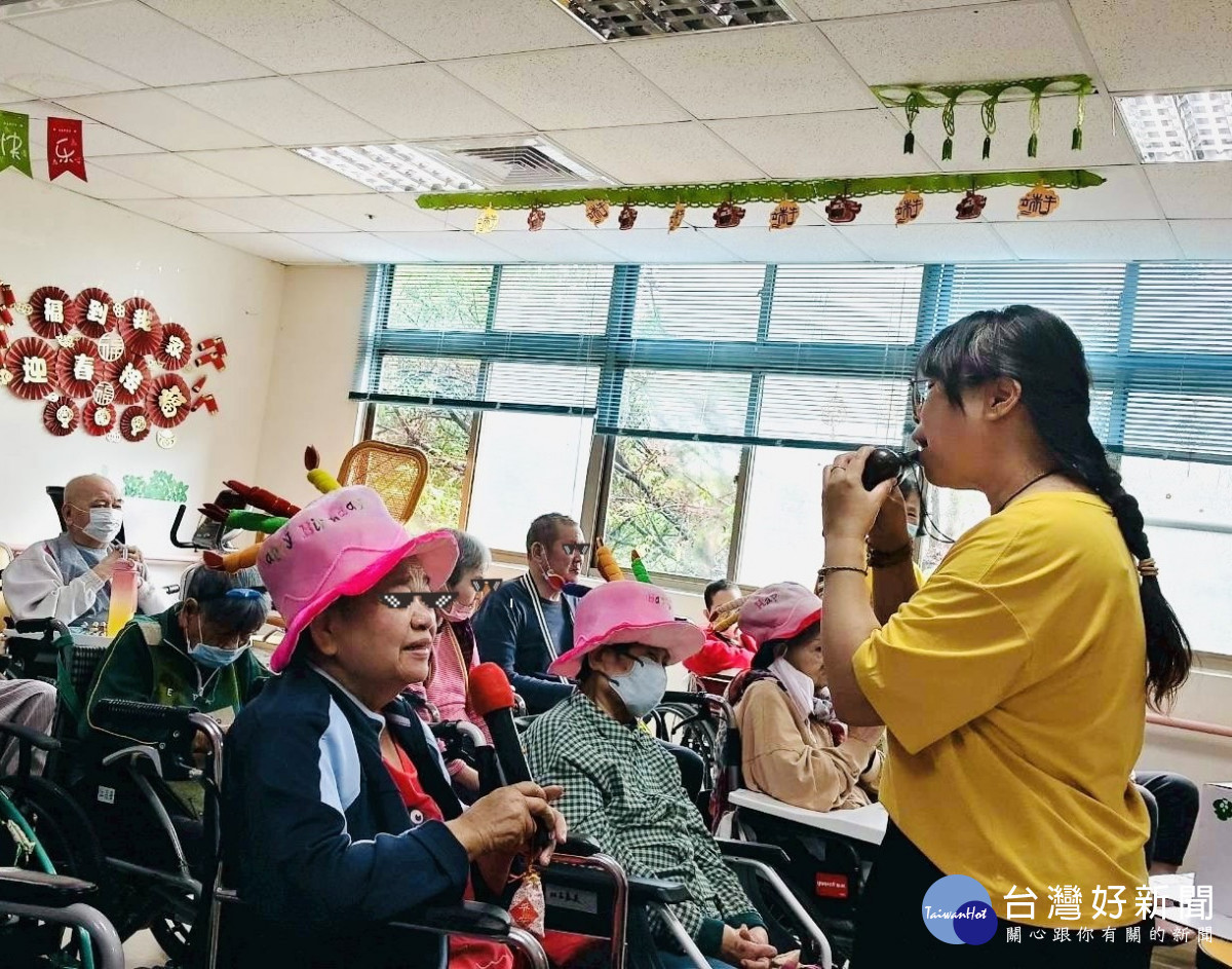 長輩與輕鬆學陶笛班成員透過音樂熱情互動,現場洋溢歡樂氣氛