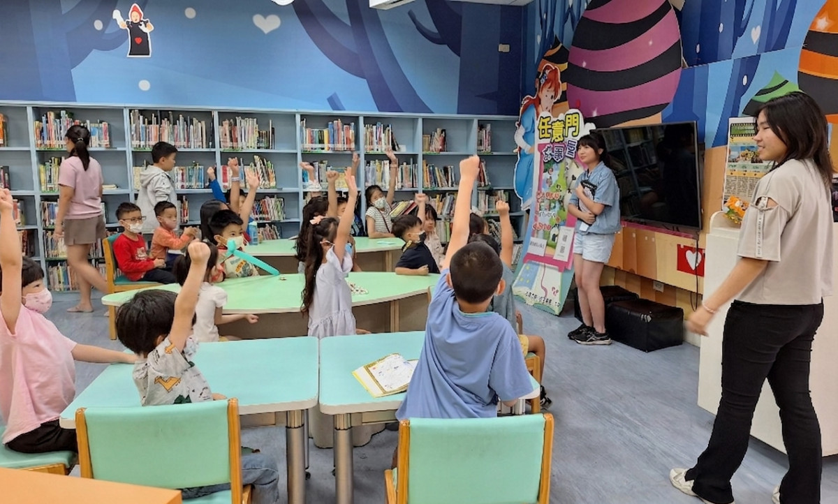 西屯分館「任意門青少年故事團」陪伴孩子一起探索閱讀世界