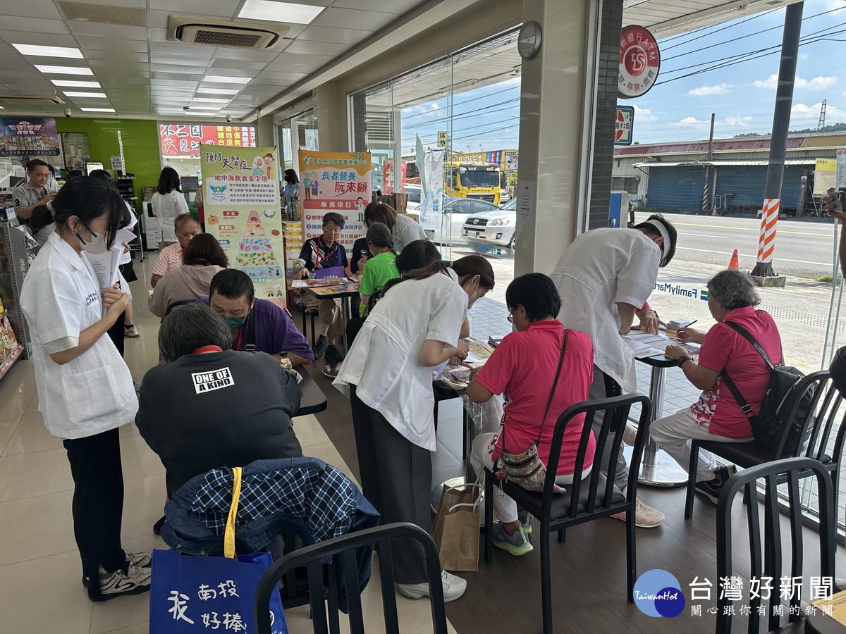 營養師與民眾互動增強健康飲食觀念。(記者扶小萍攝)