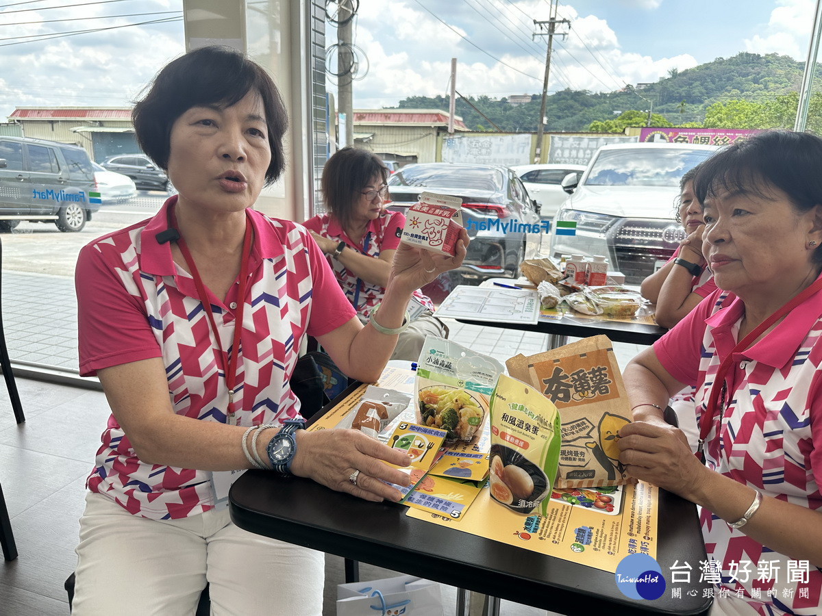 參與的民眾都能重新安排選購食物。(記者扶小萍攝)