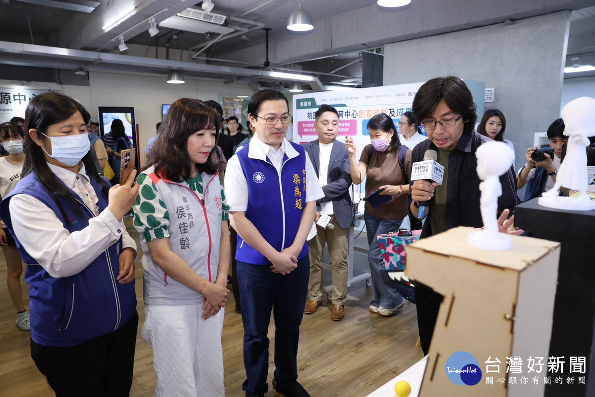 桃市府青年局長侯佳齡參觀「創客教育中心」聽取說明。<br />
<br />